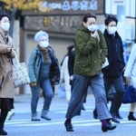この冬一番の冷え込みで体をすくませて歩く女性ら＝神戸市中央区