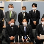 井戸敏三知事が退任表明した直後に会見し、次期知事選に向けて意欲を語る兵庫県議会の維新の会議員団＝１１日午後、県庁