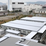 コロナ重症患者らを受け入れている神戸市立医療センター中央市民病院の臨時病棟＝神戸市中央区港島南町２