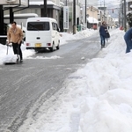 市街地も降り続いた雪で覆われ、住民らが除雪作業に追われた＝１７日午前、豊岡市寿町（撮影・阿部江利）