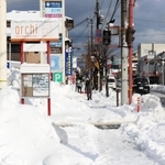屋根や路面が雪に覆われた市街地＝１７日午前、豊岡市大手町（撮影・阿部江利）