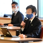 「静かな年末年始を」と呼びかけるコロナ対策本部長の久元喜造神戸市長＝１７日午前、神戸市役所（撮影・中西幸大）