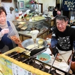 １２月末で手焼き煎餅店「楠堂本家」を閉める牟礼健二さん、延江さん夫妻＝神戸市兵庫区東山町１