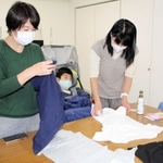 「声が届いてうれしい」とサンプルを手にする保護者ら＝神戸市中央区橘通３、神戸市立総合福祉センター