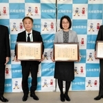 感謝状を受け取る（右から）摂南大の中沼丈晃教授、アシックスの太田めぐみ執行役員、神戸新聞の谷正典取締役＝兵庫県警本部