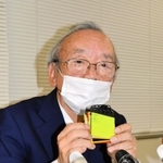 ９月に亡くなった神戸市垂水区の中学３年生の女性生徒が残したメモを手に、概要を話す野口善國弁護士＝１８日午後、神戸市中央区（撮影・村上晃宏）