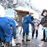 断水地域で、給水車の前に並ぶ住民たち＝１８日午前、兵庫県香美町村岡区入江（撮影・金海隆至）