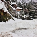 早朝からの除雪作業で集落の手前まで開通した高山地区＝兵庫県新温泉町歌長