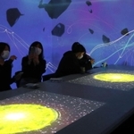 プロジェクションマッピングで幻想的な映像が投影される店内＝神戸市中央区栄町通１