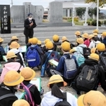 平和学習で訪れた小学生。新型コロナの影響で修学旅行先としても人気に＝加西市鶉野町
