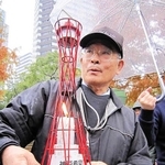 岩手県陸前高田市に分灯するため、ポートタワー型のランタンを持つ白木利周さん＝２０１１年１２月、神戸・東遊園地（堀内正美さん提供）