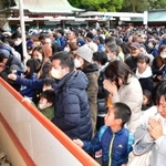 ２０２０年の初詣の様子。来年はこうした光景はなくなりそうだ＝神戸市長田区長田町３、長田神社