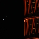 神戸ポートタワー越しに大接近した木星（左下）と土星＝２１日午後６時１６分、神戸市中央区から（撮影・吉田敦史）