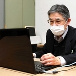 インターネット上の差別的書き込みを探す尼崎人権啓発協会の三澤雅俊さん＝尼崎市役所