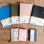 人気のＡ５サイズ（上）と小型の手帳（日本能率協会マネジメントセンター提供）