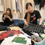 共同生活を送る部屋でいつでも帰国できるように荷物を整えていたグエン・ティ・モン・トゥエンさん（手前）＝９月３日、神戸市兵庫区