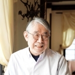神戸から新型コロナ禍に不安を抱える人らへのメッセージを発した松本隆さん＝神戸市内