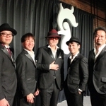 神戸で生まれ、地元でのライブにもこだわってきた「チキンガーリックステーキ」。（左から）渡辺敦さん、前澤弘明さん、川上伸也さん、濱田康裕さん、長谷川真一さん＝神戸市中央区東川崎町１、「神戸煉瓦倉庫・Ｋ－ｗａｖｅ」