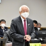 新型コロナウイルス感染症対策本部会議の冒頭に発言する井戸敏三知事＝２４日夕、神戸市中央区、兵庫県災害対策センター