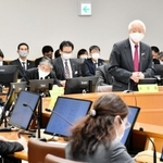 新型コロナウイルス感染症対策本部会議の冒頭に発言する井戸敏三知事（右奥）＝２４日夕、神戸市中央区、兵庫県災害対策センター