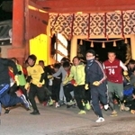 ２０２０年１月に行われた西宮神社の神事「福男選び」で一斉に駆け出す参拝客ら＝西宮市社家町、西宮神社