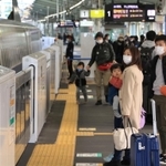 帰省シーズンを迎えたが、乗客の姿が減った新幹線ホーム＝２６日午前、ＪＲ新神戸駅（撮影・斎籐雅志）