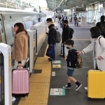 下り新幹線に乗り込む人たち＝２６日午前、ＪＲ新神戸駅（撮影・斎藤雅志）