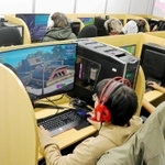 作業の合間にコンピューターゲームを練習する就労支援施設の利用者＝明石市和坂、オフィスカレッジ