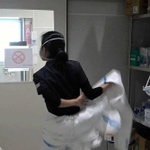 気管挿管が難航し、急きょ防護服を着て病室に支援に向かう医師＝２５日午後、神戸市中央区港島南町２、同市立医療センター中央市民病院