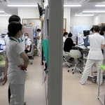 臨時病棟のＡ病棟では、重症患者の命を救うため大勢の職員が働く＝２６日午前、神戸市中央区港島南町２、同市立医療センター中央市民病院