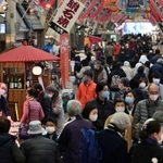 マスク姿の買い物客でにぎわう商店街＝２７日午後、明石市本町、魚の棚商店街（撮影・秋山亮太）