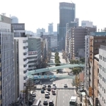 人工水路の整備が検討されているフラワーロード。六甲山系の湧き水を新神戸駅付近から三宮中心部（写真奥）へ流すという＝神戸市中央区の加納町３丁目交差点付近（撮影・辰巳直之）