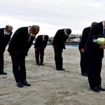 砂浜陥没事故の現場を訪れ、献花する明石市の泉房穂市長ら＝３０日午前、明石市大蔵海岸通１、大蔵海岸