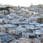 雪で屋根が白くなった家々＝３１日午前、神戸市須磨区（撮影・吉田敦史）