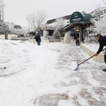 観光客の通路を雪かきする人たち＝３１日午前、神戸市灘区六甲山町（撮影・吉田敦史）