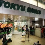 新型コロナウイルスの影響もあり、閉店した東急ハンズ三宮店。惜しむ客に従業員らは感謝のメッセージを掲げた＝３１日夜、神戸市中央区下山手通２（撮影・吉田敦史）