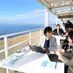 ２階のオフィスから外へ。海沿いで働くパソナグループの社員ら＝淡路市野島平林（撮影・中西幸大）