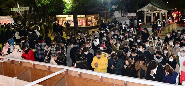 新たな年を迎え、一年の平穏を祈る参拝客ら＝１日午前０時８分、神戸市中央区多聞通３、湊川神社