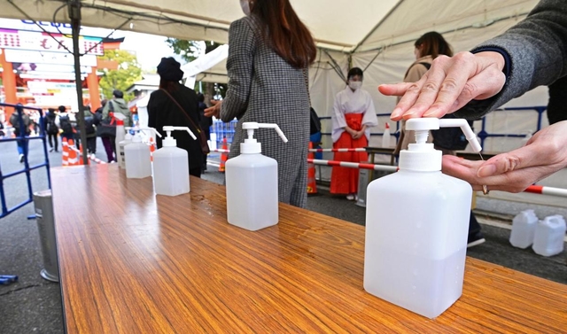 コロナ禍で身の清め方にも変化。生田神社では手水舎が使用できなくなり、入口で手指の消毒が実施された＝１日午後、神戸市中央区下山手通１