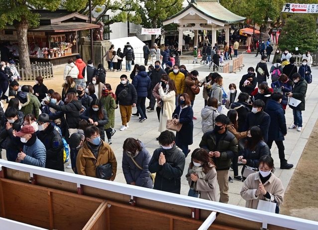 手を合わせ静かに祈る参拝客ら＝１日午後、神戸市中央区多聞通１、湊川神社
