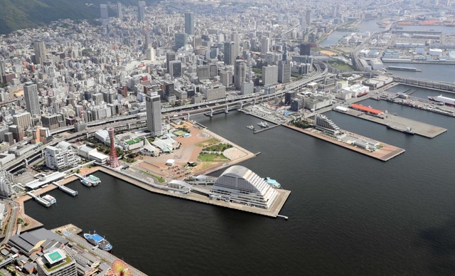 新港突堤や中突堤など再開発事業が進む神戸港のウオーターフロント。国内最長となる海上ロープウエー整備の検討も始まった