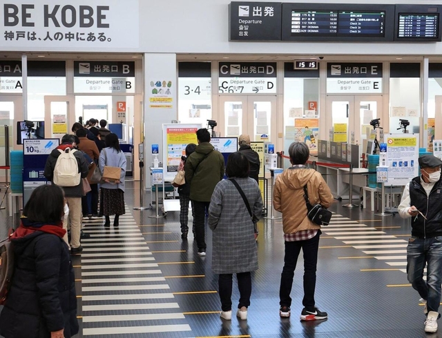 例年より利用客の姿が少ない出発ロビー＝３日午後、神戸市中央区神戸空港（撮影・斎藤雅志）