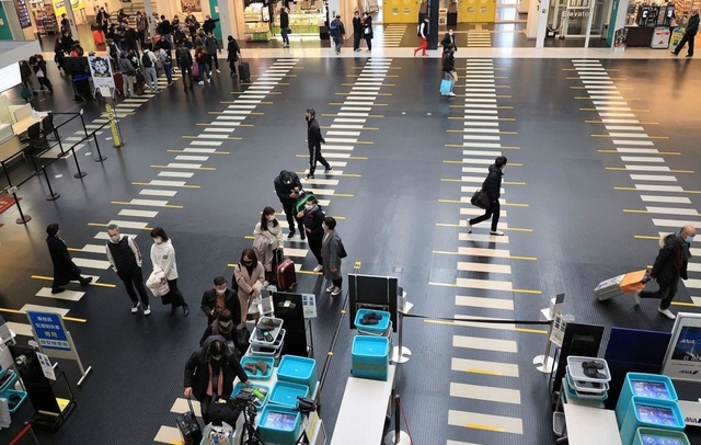 例年より利用客の姿が少ない出発ロビー＝３日午後、神戸市中央区神戸空港（撮影・斎藤雅志）