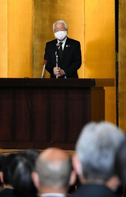 県幹部職員を前に年頭あいさつする井戸敏三知事＝４日午前、兵庫県庁（撮影・後藤亮平）