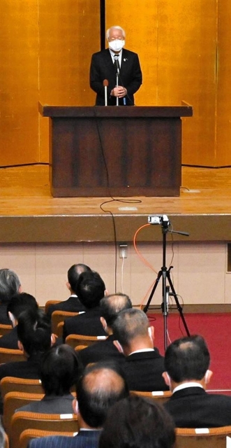 県幹部職員を前に年頭あいさつする井戸敏三知事＝４日午前、兵庫県庁（撮影・後藤亮平）