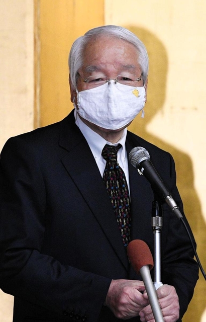 県幹部職員を前に年頭あいさつする井戸敏三知事＝４日午前、兵庫県庁（撮影・後藤亮平）