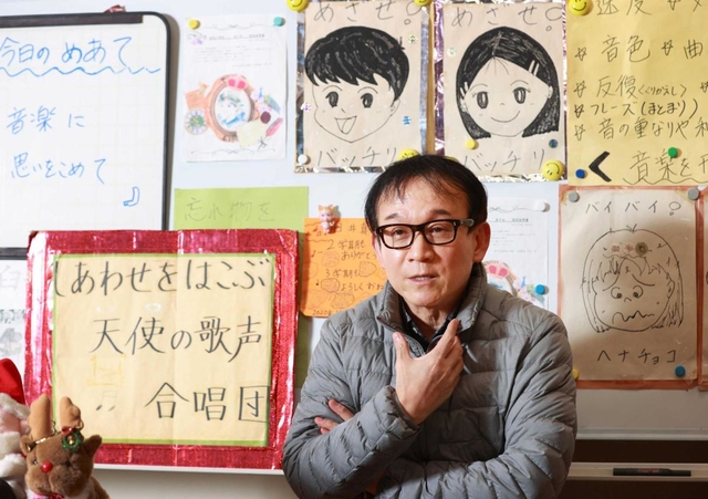 「しあわせ運べるように」への思いを振り返る臼井真さん＝神戸市灘区高羽町３、高羽小学校（撮影・吉田敦史）