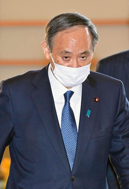 首相官邸に入る菅首相＝７日午前