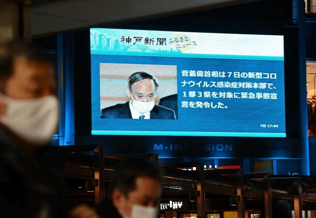 緊急事態宣言再発令のニュースが流れたＪＲ三ノ宮駅前のミントビジョン＝７日夜、神戸市中央区（撮影・秋山亮太）