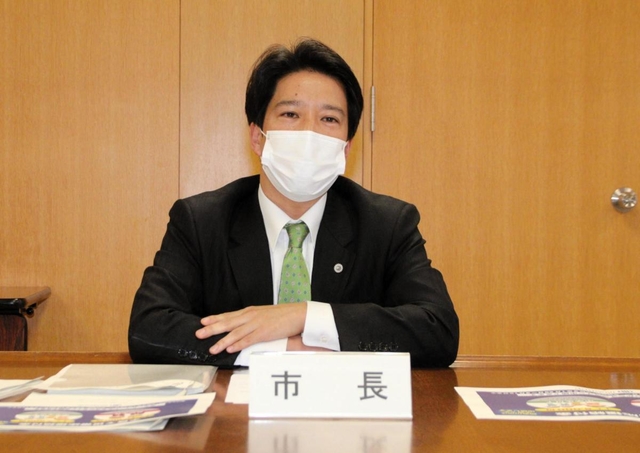 女子生徒がいじめを受けて自殺した問題について話す岡田康裕・加古川市長＝８日午後、加古川市役所
